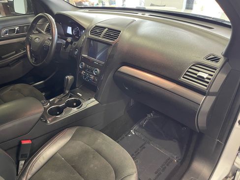 Used 2019 Ford Explorer XLT w/ Equipment Group 202A AWD/4WD image 40