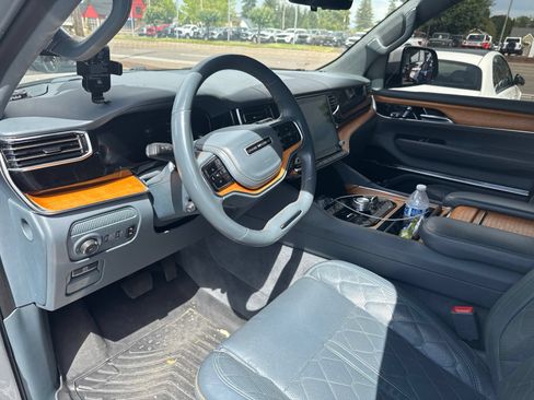 Used 2022 Jeep Grand Wagoneer Series III AWD/4WD image 9