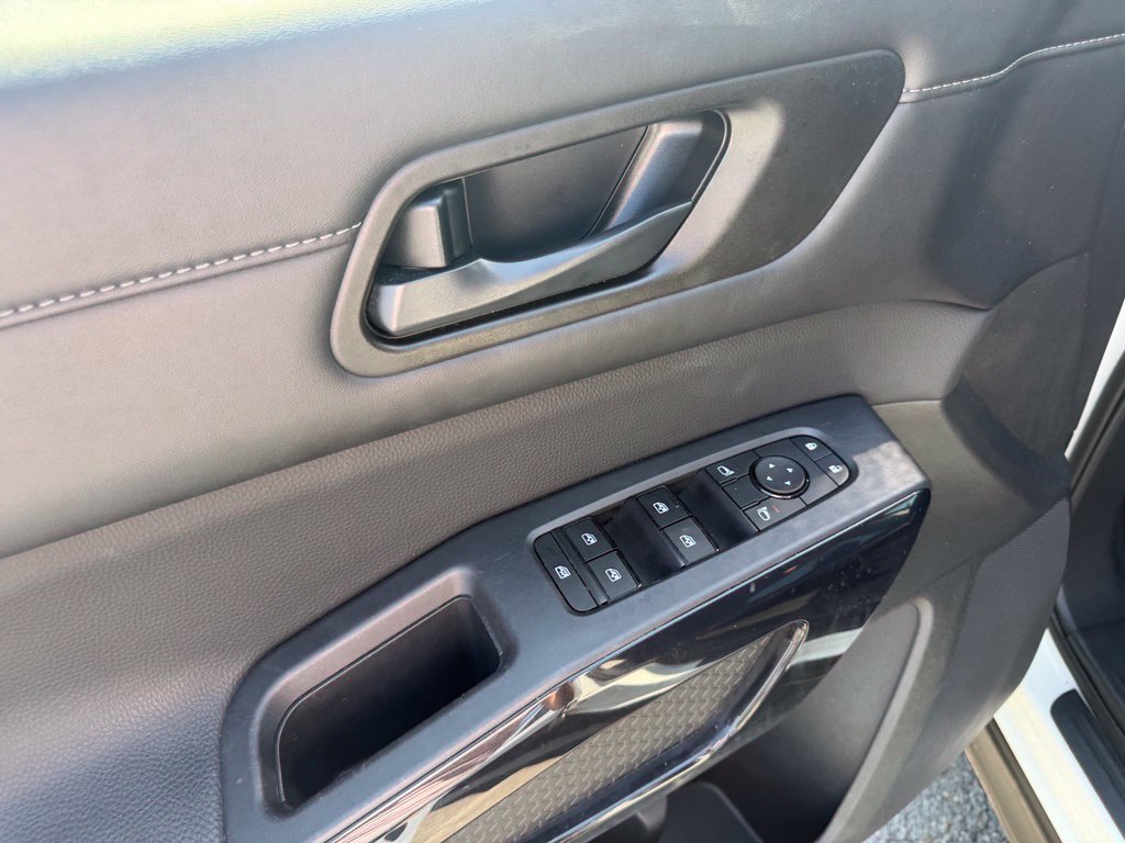 Used 2025 Nissan Pathfinder SV AWD/4WD image 14