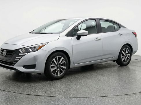 Used 2025 Nissan Versa SV image 3