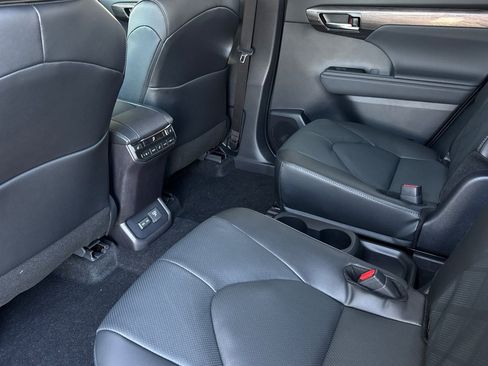 New 2026 Toyota Highlander Platinum AWD/4WD image 13
