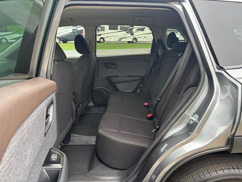 Used 2023 Nissan Rogue S image 10