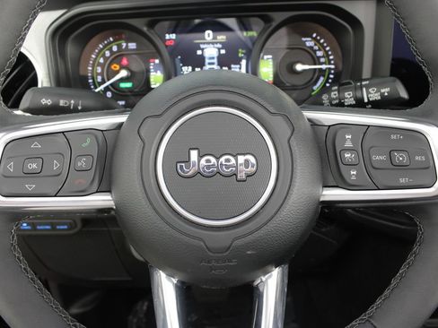 Used 2025 Jeep Wrangler Unlimited Sahara w/ Safety Group AWD/4WD image 12