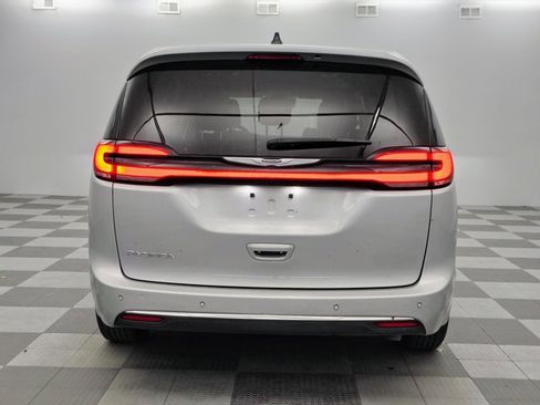 Used 2024 Chrysler Pacifica Touring-L FWD image 5
