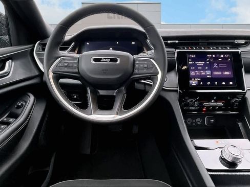 New 2025 Jeep Grand Cherokee Altitude image 15