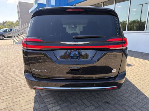 Used 2024 Chrysler Pacifica Touring-L FWD image 4