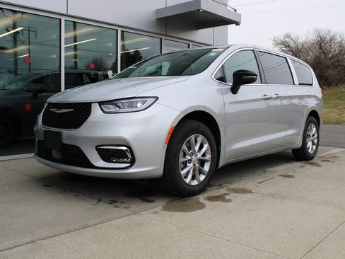 New 2026 Chrysler Pacifica Select image 3