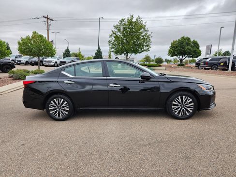 Used 2025 Nissan Altima 2.5 SV FWD image 2