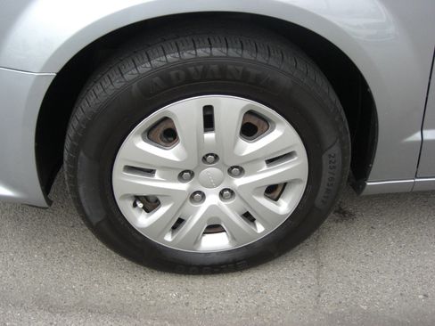 Used 2019 Dodge Grand Caravan SE image 4