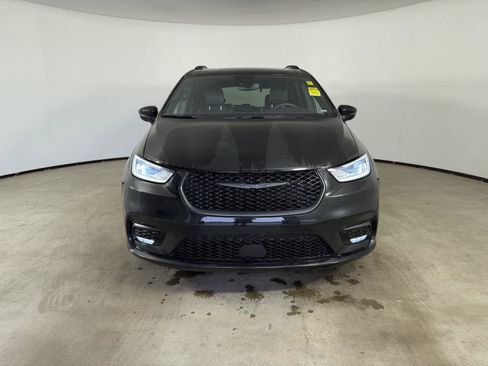 Used 2025 Chrysler Pacifica Limited FWD image 13