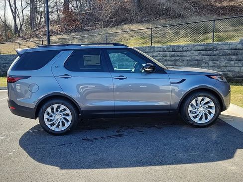 Certified 2025 Land Rover Discovery S image 10