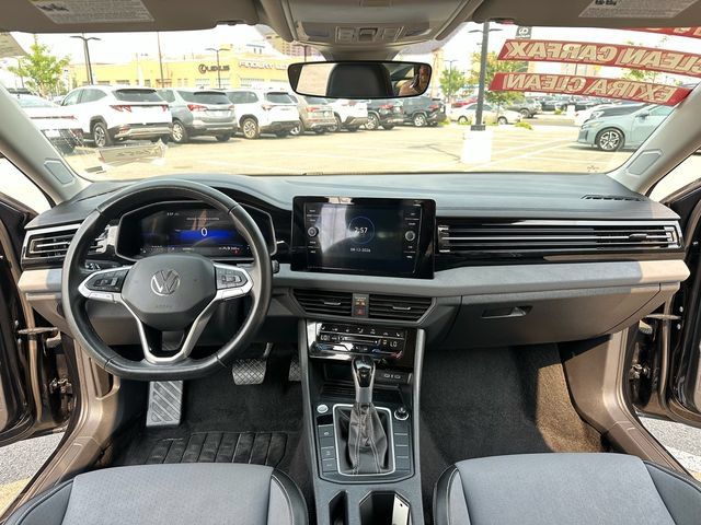 Used 2025 Volkswagen Jetta SE FWD image 12