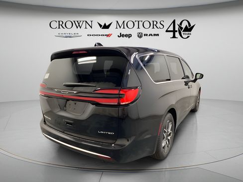 Used 2027 Chrysler Pacifica Limited FWD image 6