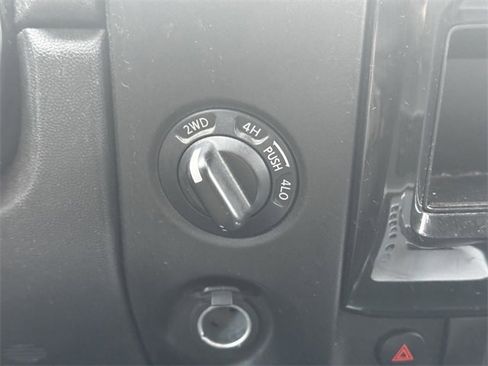 Used 2013 Nissan Titan SV image 29