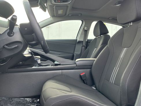 Used 2025 Hyundai Elantra SEL image 28