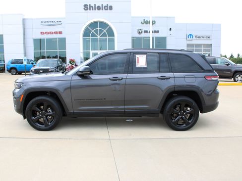 Used 2023 Jeep Grand Cherokee Altitude AWD/4WD image 3