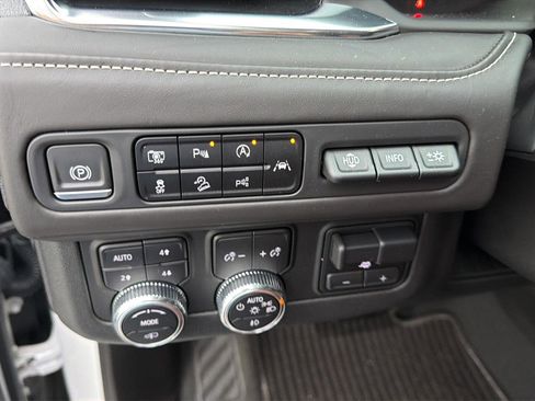 Used 2023 GMC Yukon XL Denali Ultimate AWD/4WD image 19