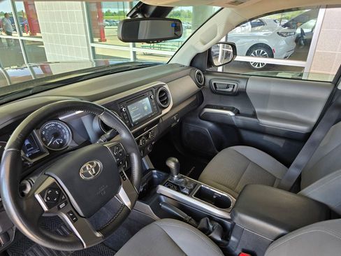 Used 2019 Toyota Tacoma SR5 AWD/4WD image 12