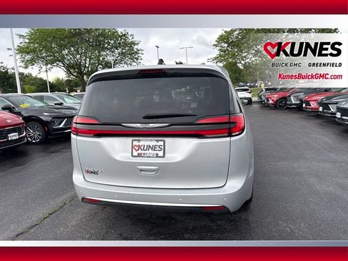 Used 2024 Chrysler Pacifica Touring-L FWD image 8