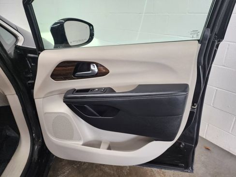 Used 2023 Chrysler Pacifica Limited FWD image 35