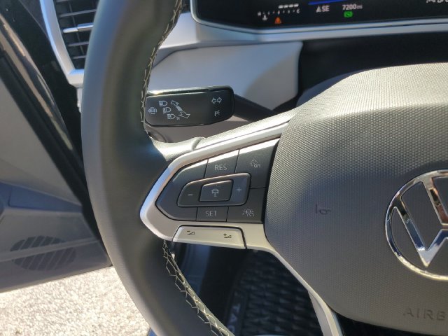 Certified 2025 Volkswagen Taos SE w/ Panoramic Sunroof Package FWD image 32