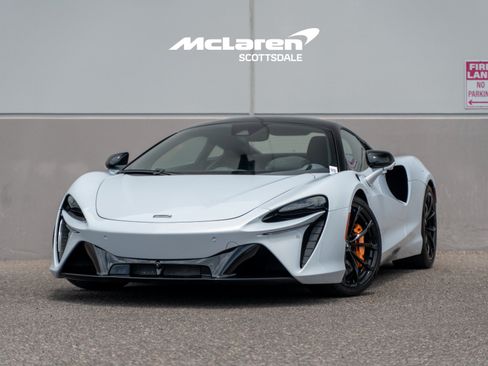 Used 2023 McLaren Artura RWD image 2