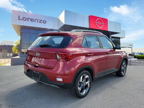 Used 2025 Hyundai Venue SEL FWD image 5