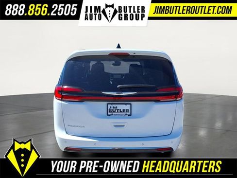 Used 2023 Chrysler Pacifica Touring-L image 18