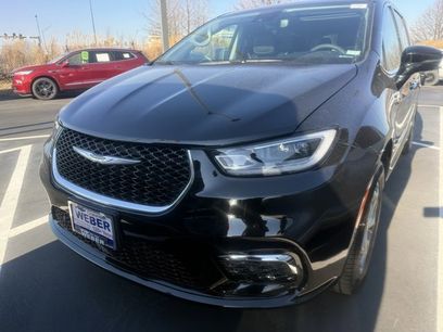 Used 2024 Chrysler Pacifica Limited w/ Uconnect Theater Family Group