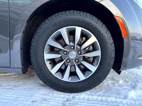 Used 2020 Chrysler Pacifica Touring-L Plus image 24