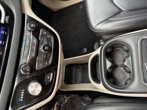 Used 2023 Chrysler Pacifica Touring-L image 38