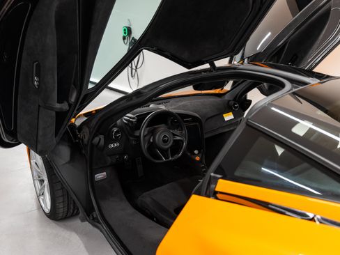 Used 2025 McLaren 750S RWD image 17