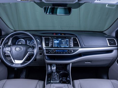 Used 2018 Toyota Highlander XLE image 14
