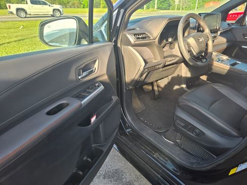 Used 2023 Toyota Sienna XSE FWD image 6