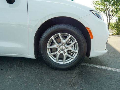 Used 2023 Chrysler Pacifica Touring-L FWD image 11