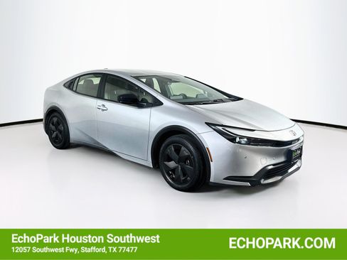 Used 2025 Toyota Prius LE FWD image 1
