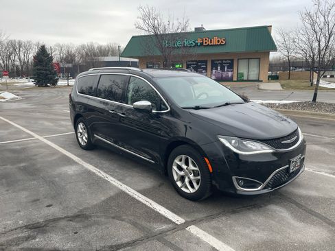 Used 2020 Chrysler Pacifica Limited w/ Advanced Safetytec Group image 2