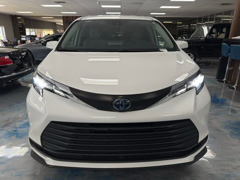 Used 2022 Toyota Sienna LE image 2