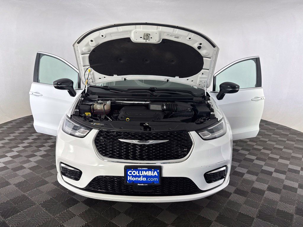 Used 2024 Chrysler Pacifica Touring-L FWD image 12