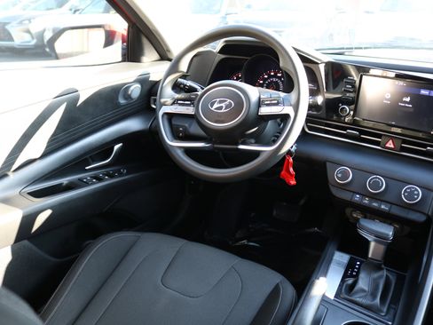 Used 2021 Hyundai Elantra SE image 34