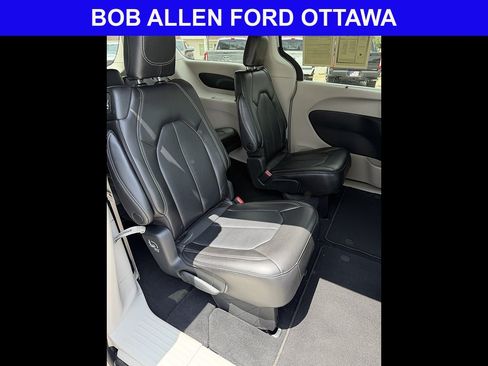 Used 2023 Chrysler Pacifica Touring-L FWD image 17