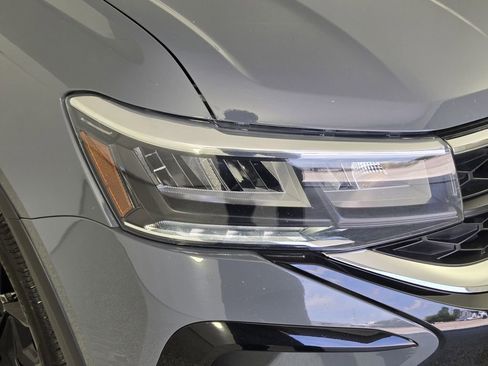Used 2023 Volkswagen Taos SE w/ Panoramic Sunroof Package FWD image 9