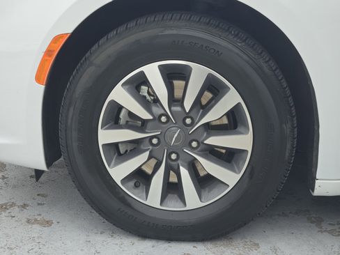 Used 2024 Chrysler Pacifica Select image 16