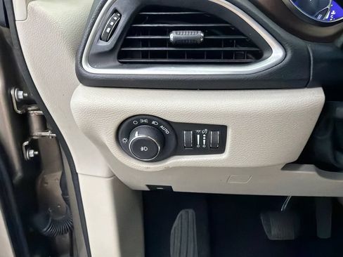 Used 2017 Chrysler Pacifica Touring-L Plus w/ Advanced Safetytec Group FWD image 33
