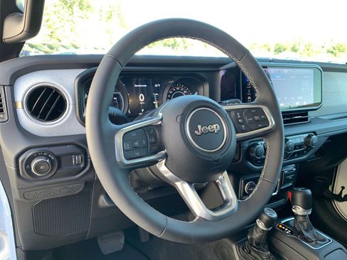 Used 2025 Jeep Wrangler Sahara image 33