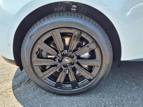 New 2025 Land Rover Range Rover SE image 9