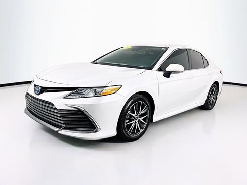 Used 2022 Toyota Camry XLE image 3