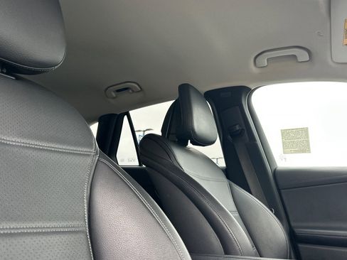 Used 2024 Mercedes-Benz GLC 300 w/ Winter Package image 17