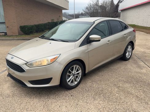 Used 2017 Ford Focus SE image 3