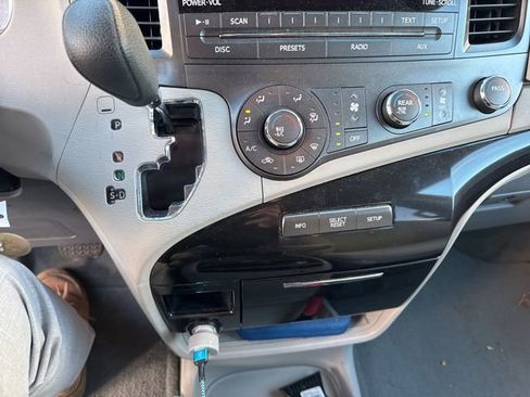 Used 2012 Toyota Sienna LE image 27